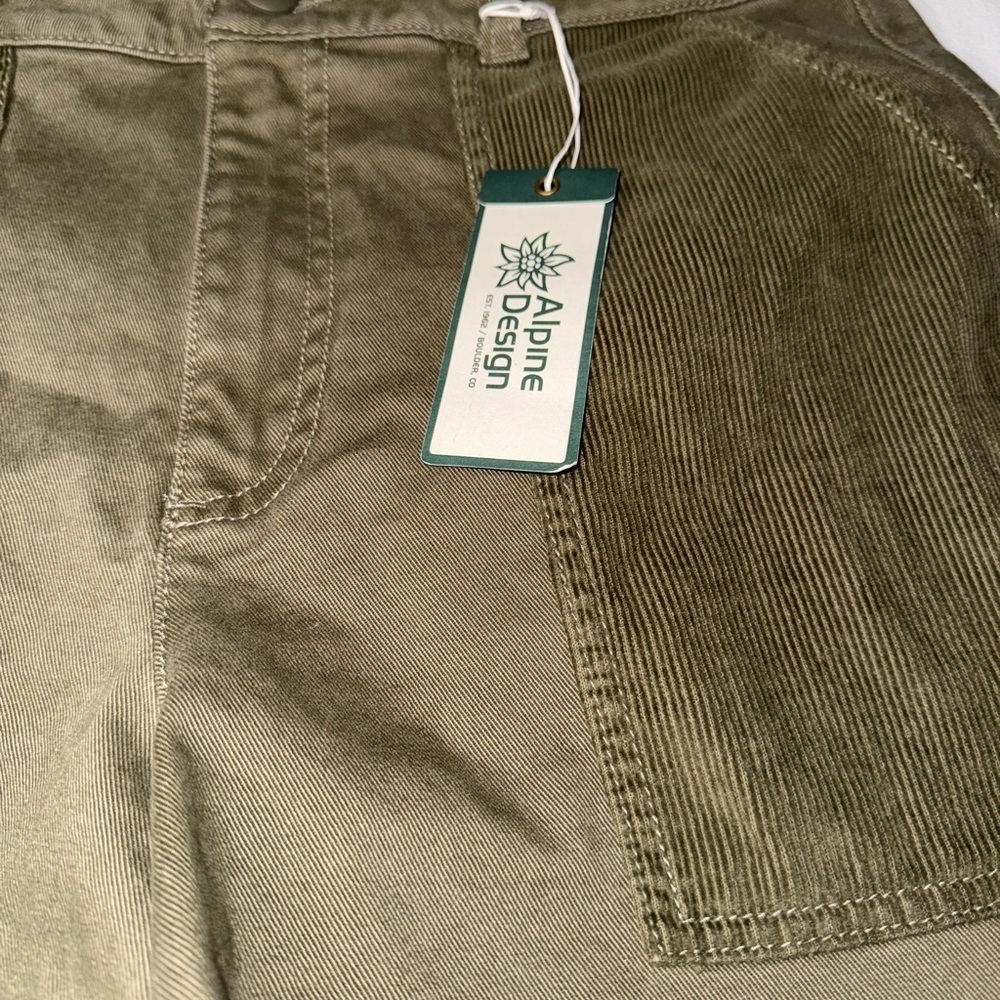 Alpine Design Womens Olive Cargo Shorts NWT Size 10 - Picture 2 of 10